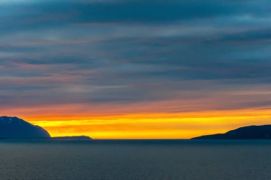 İzlanda 'da gece yarısı gün batımı manzarası