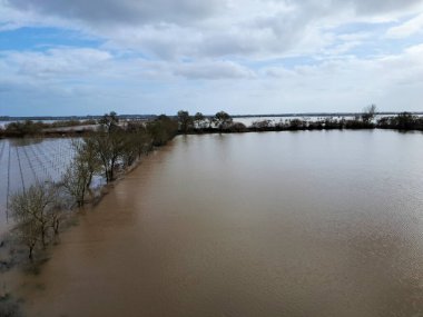 2026 yılında Portekiz 'deki sellerin etkisi, nehirlerin taşması ve tarım alanlarını sular altında bırakması.