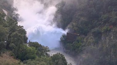 2026 'daki büyük seller sırasında Portekiz' deki Cabril barajından kontrollü boşaltma