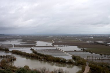2026 yılında Portekiz 'deki sellerin etkisi, nehirlerin taşması ve tarım alanlarını sular altında bırakması.