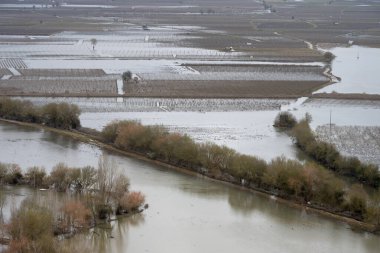 2026 yılında Portekiz 'deki sellerin etkisi, nehirlerin taşması ve tarım alanlarını sular altında bırakması.