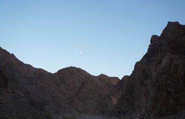 akşam gökyüzünde dağlar üzerine