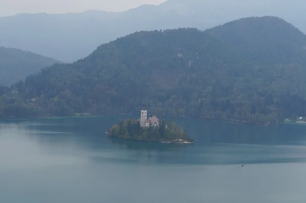 Kirche auf der Insel des ausgebluteten Sees, Slowenien — Stockfoto