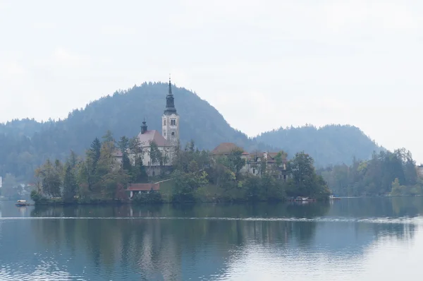 Kostel na ostrově Bledské jezero, Slovinsko — Stock fotografie