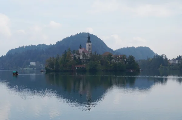 Igreja na ilha de Bled lago, Eslovénia — Fotografia de Stock