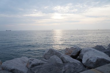 Günbatımı deniz üzerine