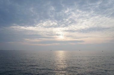 Günbatımı deniz üzerine