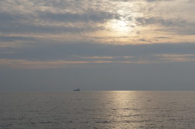 Günbatımı deniz üzerine