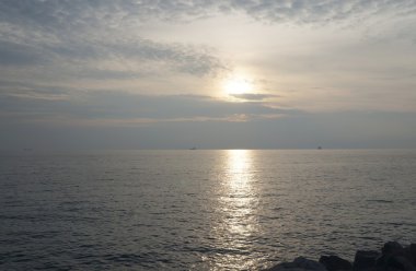 Günbatımı deniz üzerine