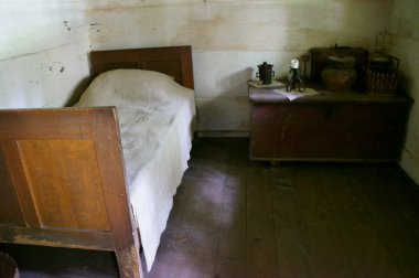 terk edilmiş kırsal ev