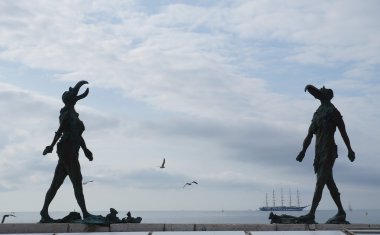 Heykel o ve onun içinde Piran