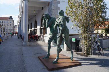 Adem ve Havva heykel Ljubljana