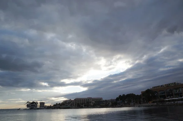 Zatokę Ejlat pod burzliwy chmury — Zdjęcie stockowe
