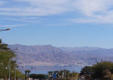 eilat Körfezi ve Akabe görüntüleyin