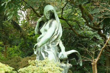 Tanrıça ile bir baykuş heykeli