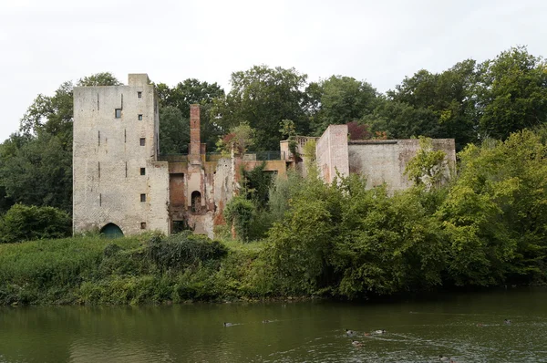 Castelo arruinado em grimbergen — Fotografia de Stock