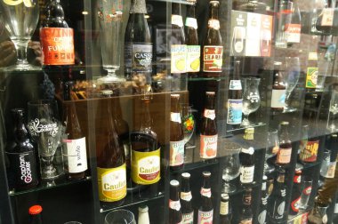 Duvar bira şişeleri Bruges'deki dolu