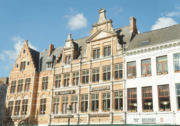 Architecture gothique, beaux bâtiments dans la ville historique de Bruges — Photo