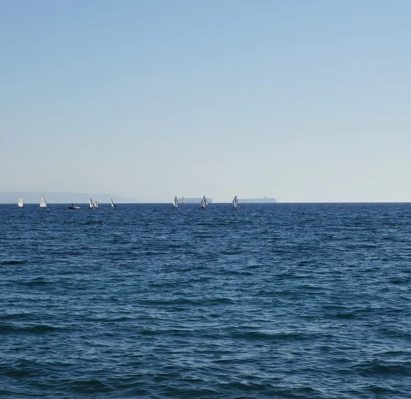 Blue still sea and boats — Stock Photo, Image