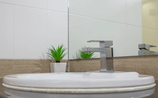 Wasserhahn in der Toilette — Stockfoto