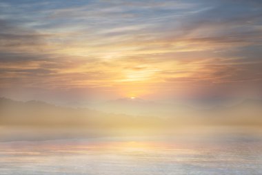 Tayland dağ ve lagün üzerine renkli günbatımı
