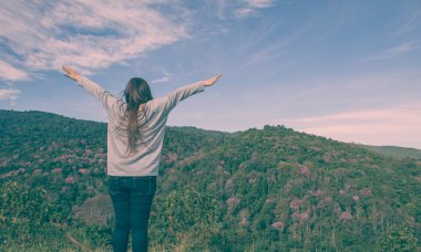 Genç kadın Mountain Kollarını açarak tezahürat
