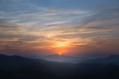 Tayland dağın zirvesinde renkli günbatımı