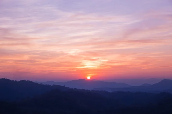 Красочный закат на вершине горы Таиланд — стоковое фото