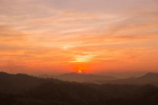 Красочный закат на вершине горы Таиланд — стоковое фото