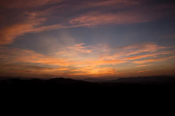 Pôr-do-sol colorido no topo da montanha tailandesa — Fotografia de Stock