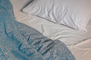 Dağınık beyaz yatak. Vintage filtre.