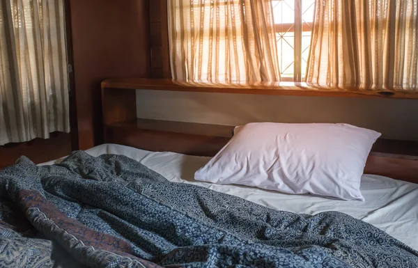 Blanco desordenado una cama , —  Fotos de Stock