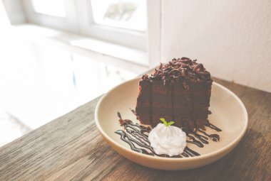 Çikolatalı kek çikolata buttercream frosting ve ganache bir