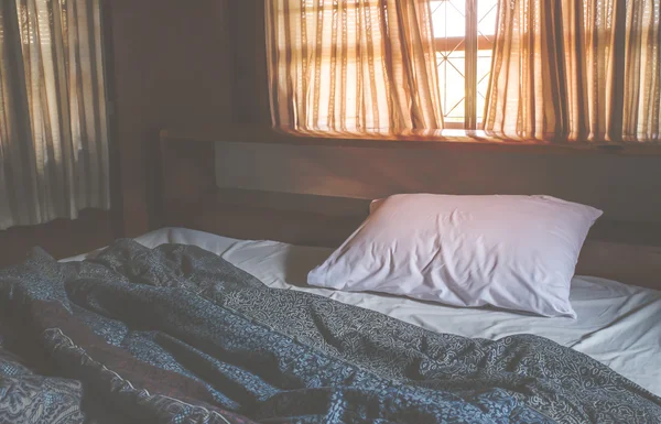 Rommelig witte bed. Vintage filter. — Stockfoto
