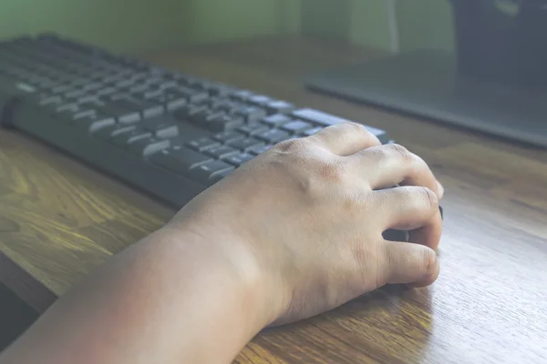 Vrouw hand klikken muis — Stockfoto