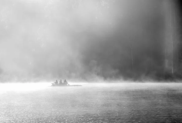 Csónak a tó, a reggeli köd Mae Hong Son, vagy Pang Ung. — Stock Fotó