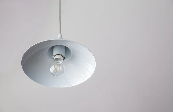 Illuminazione calda proveniente da belle lampade sul soffitto. Elettrotecnica — Foto Stock