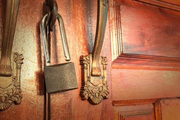 Ανοικτά μεταλλικά lock ξύλινη πόρτα για την προστασία της ασφάλειας — Φωτογραφία Αρχείου