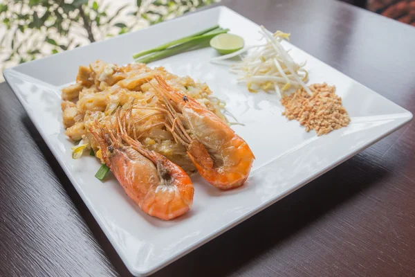 Seafood shrimp Pad Thai dish of fried rice noodles — Stock Photo, Image
