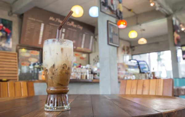 Glas Eiskaffee auf Holztisch — Stockfoto