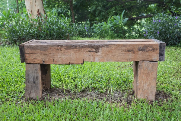 Drewniane ławki w ogrodzie — Zdjęcie stockowe