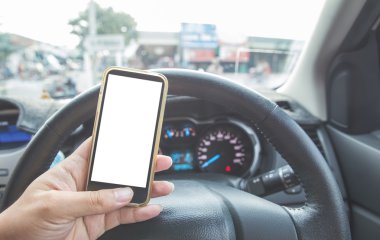 akıllı telefon direksiyon simidi araba kullanarak ele