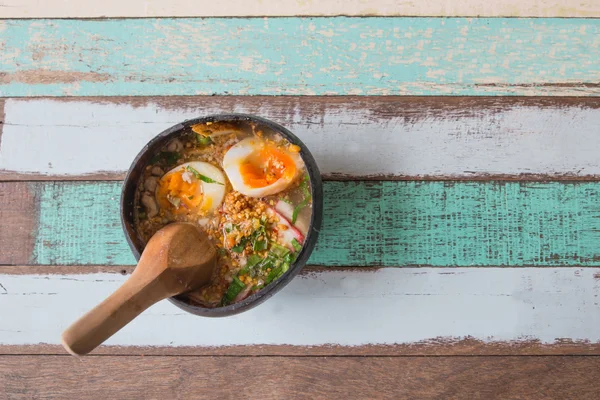 Cuenco de fideos con verduras y huevo blando en madera —  Fotos de Stock