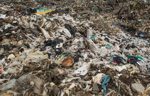 Mucchio di rifiuti domestici in discarica — Foto Stock