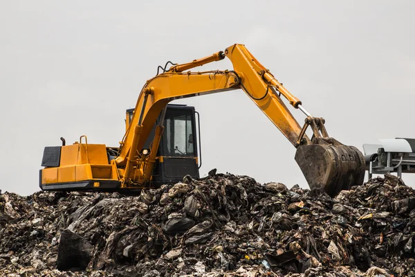 çöp çalışan iş makinesi ile dağ 
