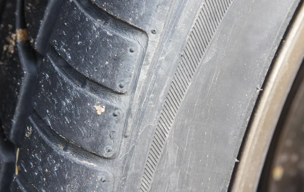 Neumático de automóvil listo para explotar —  Fotos de Stock