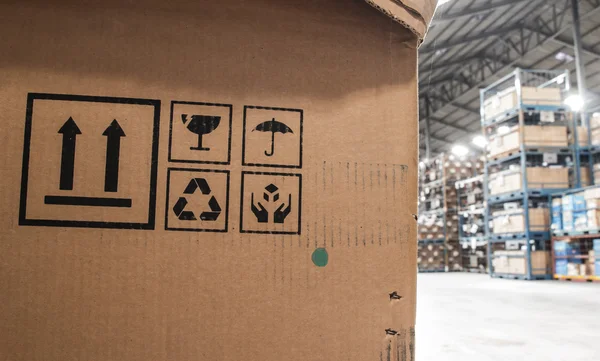 A szimbólum dobozok a raktárban — Stock Fotó