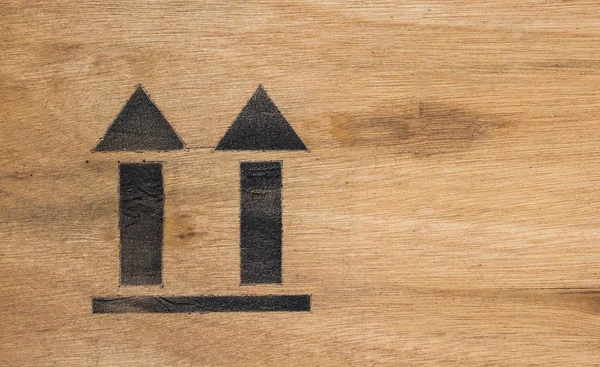 Pijl-omhoog of pictogram op houten plank in het magazijn — Stockfoto