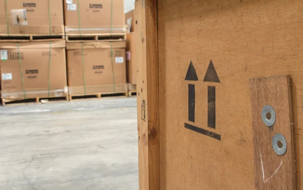 Icono de flecha en el tablero de madera en el almacén — Foto de Stock