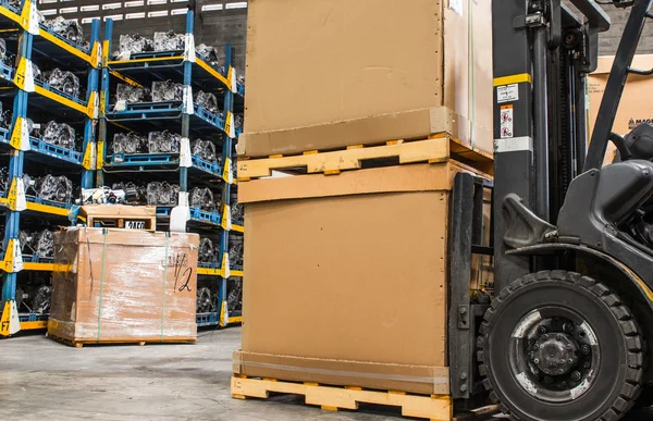 Otomotiv bölümü mağaza depoda forklift karton kutular